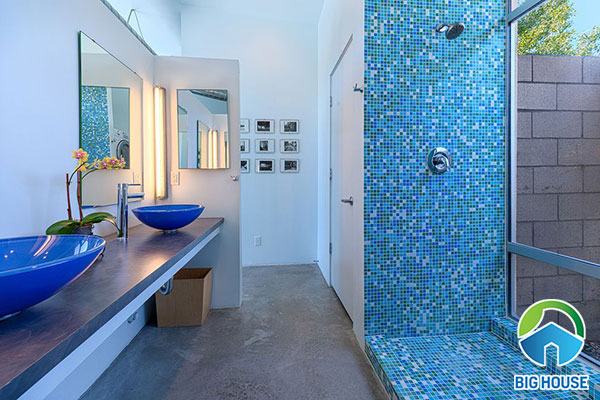 Trang trí một phần của phòng tắm bằng mẫu gạch mosaic màu xanh da trời. Quý khách có thể lựa chọn mẫu gạch này cho cả ốp tường và lát nền. gạch ốp nhà tắm màu xanh 14